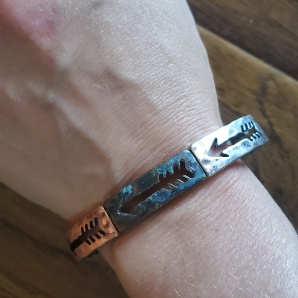 NEW! Bracelet Boho Cut Out Arrow Stretch - Picture 3 of 3